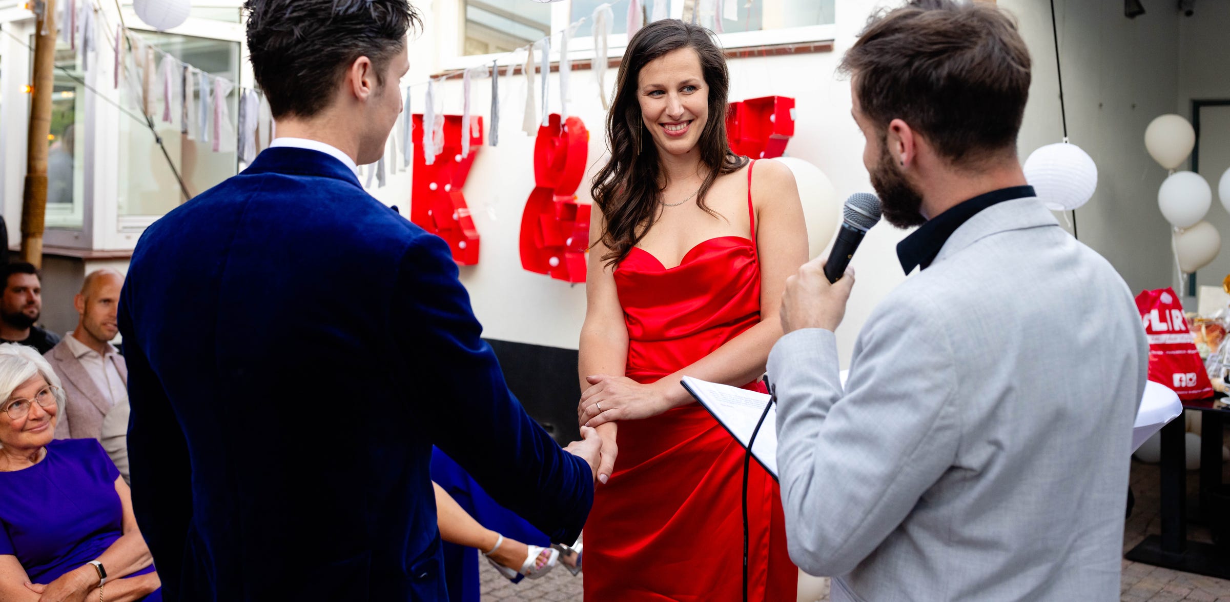 Jong bruidspaar lacht en spreekt het ja-woord uit.